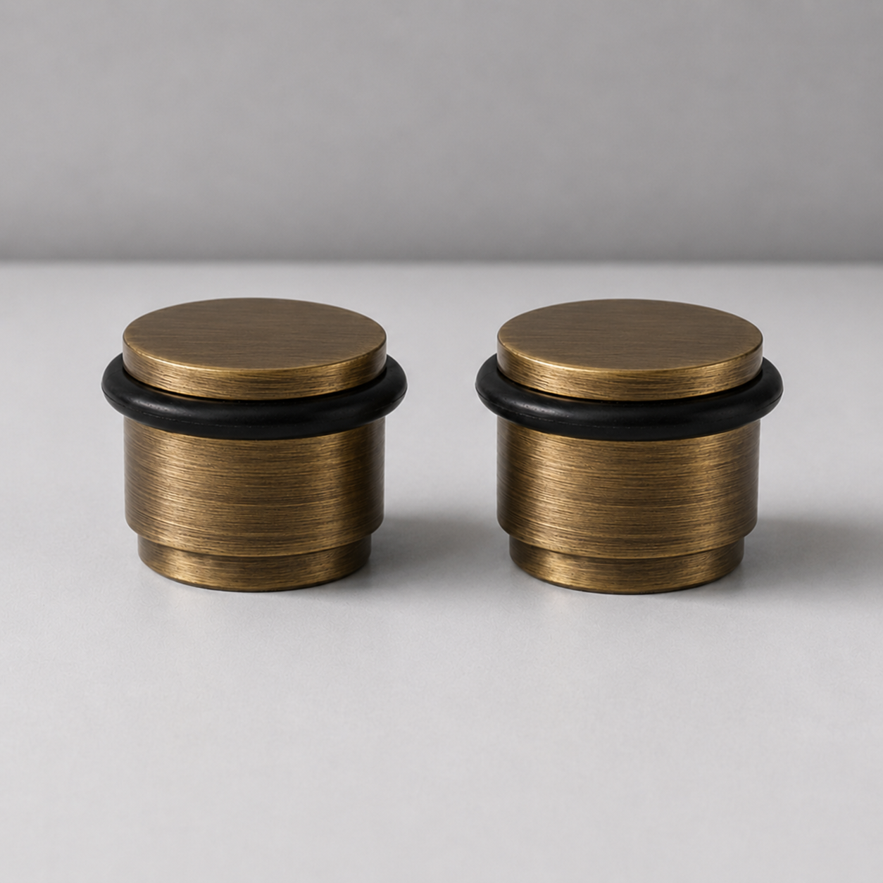 NOX Round – Türstopper aus Massivmessing