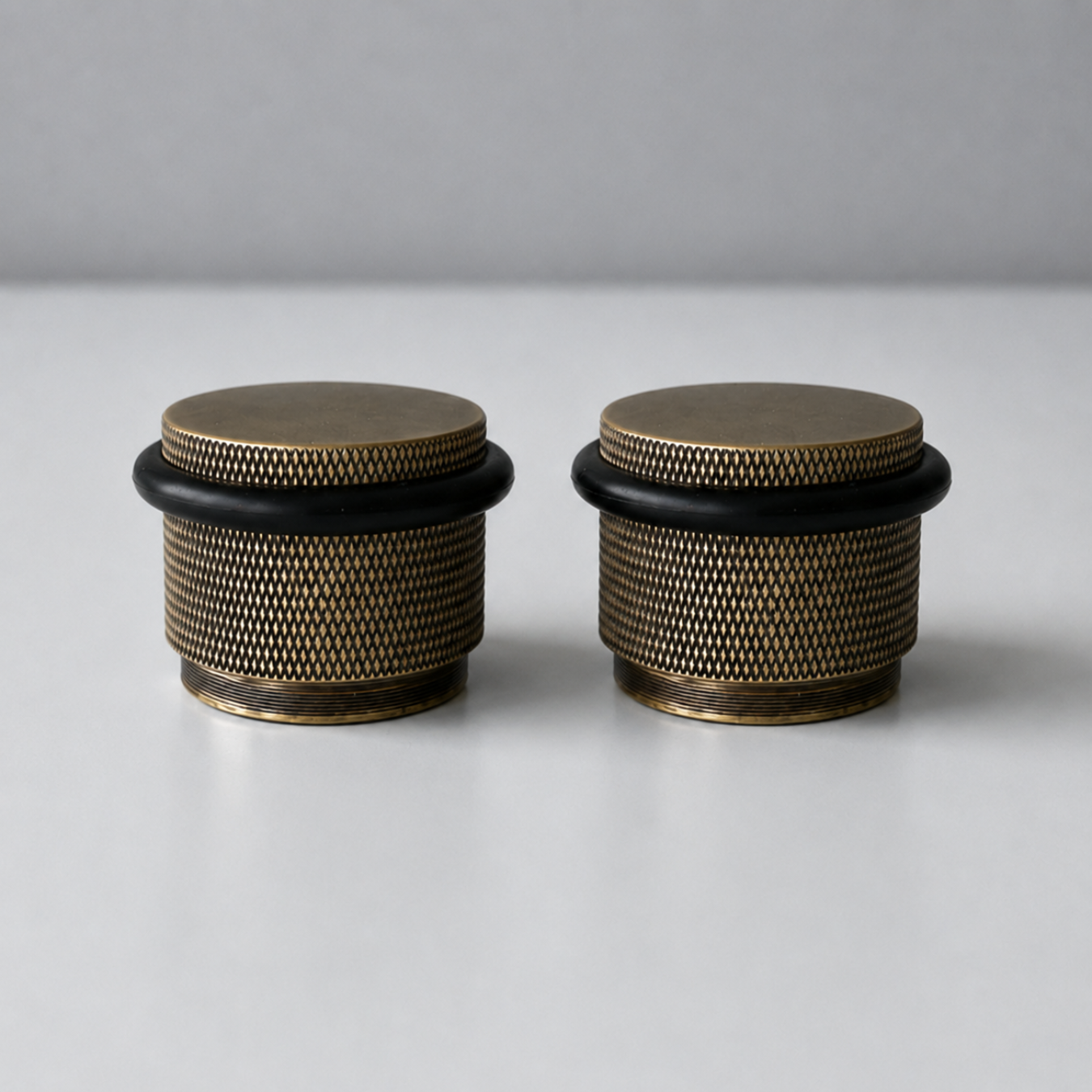 NOX Round – Türstopper aus Massivmessing