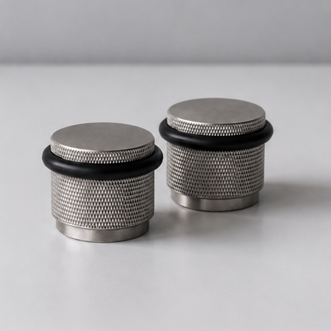 NOX Round – Türstopper aus Massivmessing