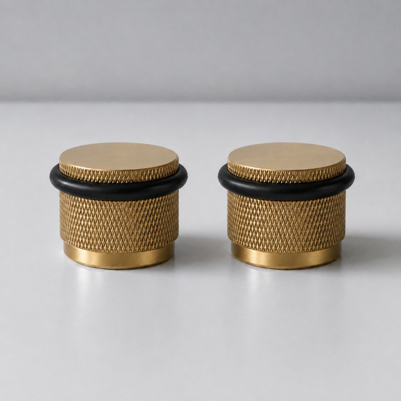 NOX Round – Türstopper aus Massivmessing