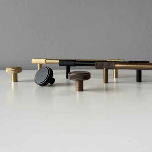 Serie Onyx – Möbelknäufe, T-Griffe & Griffleisten