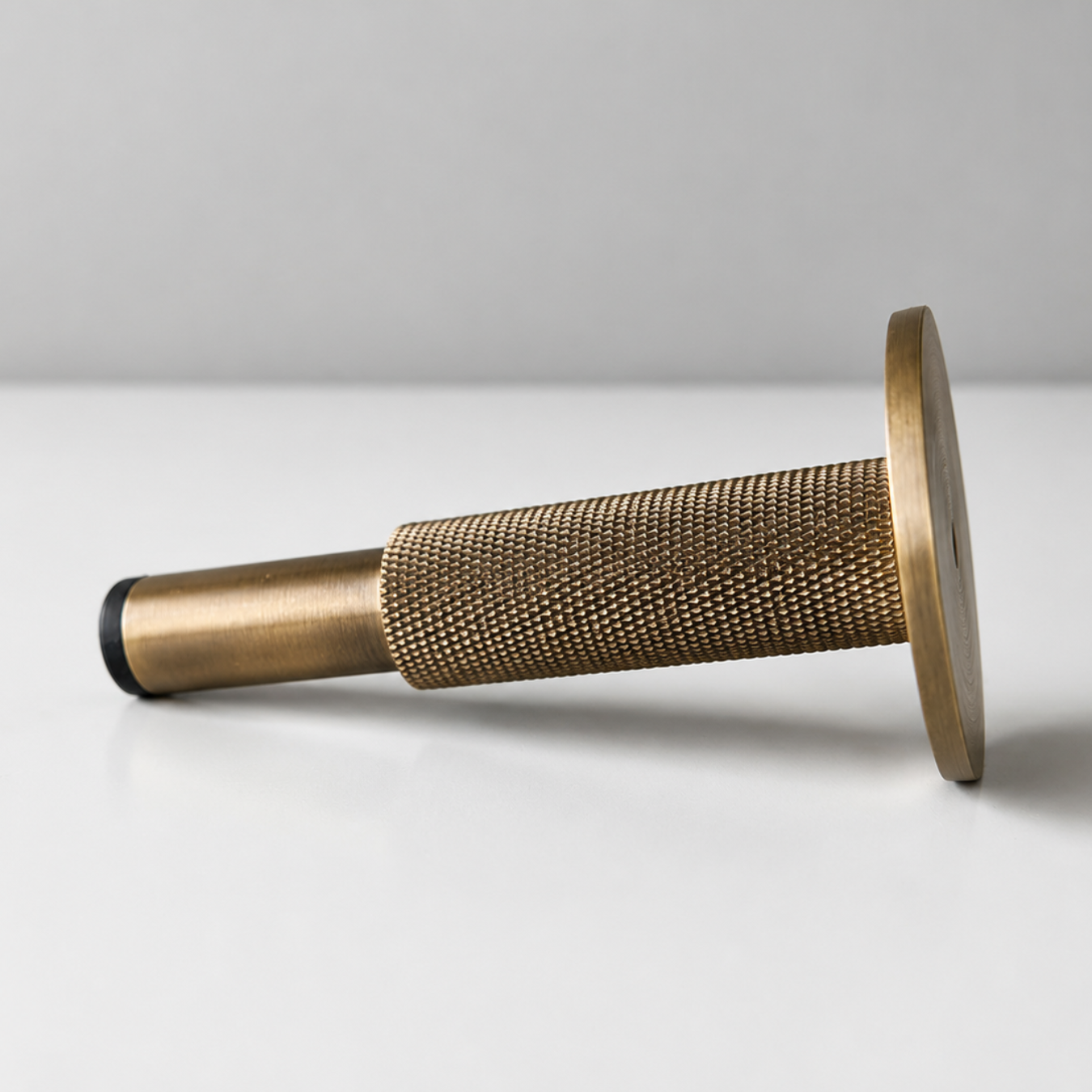 Nox Pillar – Türstopper aus Massivmessing