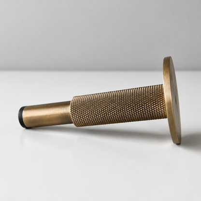 Nox Pillar – Türstopper aus Massivmessing