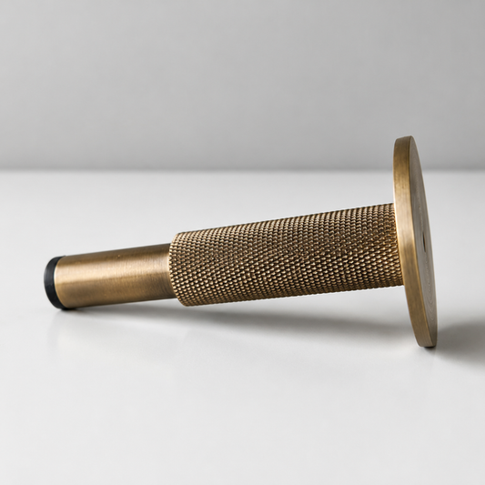 Nox Pillar – Türstopper aus Massivmessing
