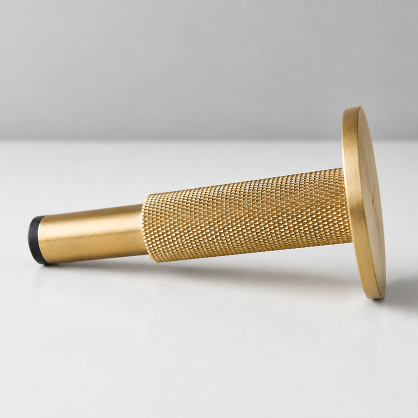 Nox Pillar – Türstopper aus Massivmessing