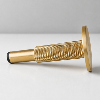 Nox Pillar – Türstopper aus Massivmessing