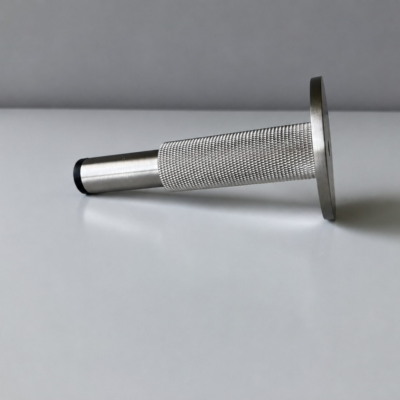 Nox Pillar – Türstopper aus Massivmessing