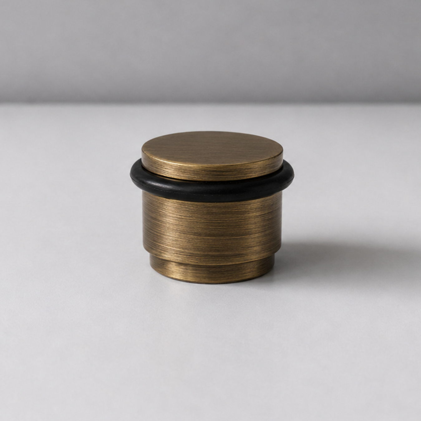 NOX Round – Türstopper aus Massivmessing