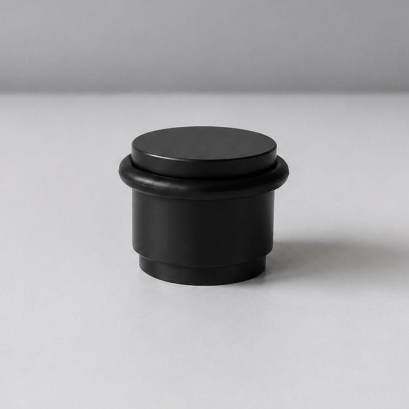 NOX Round – Türstopper aus Massivmessing