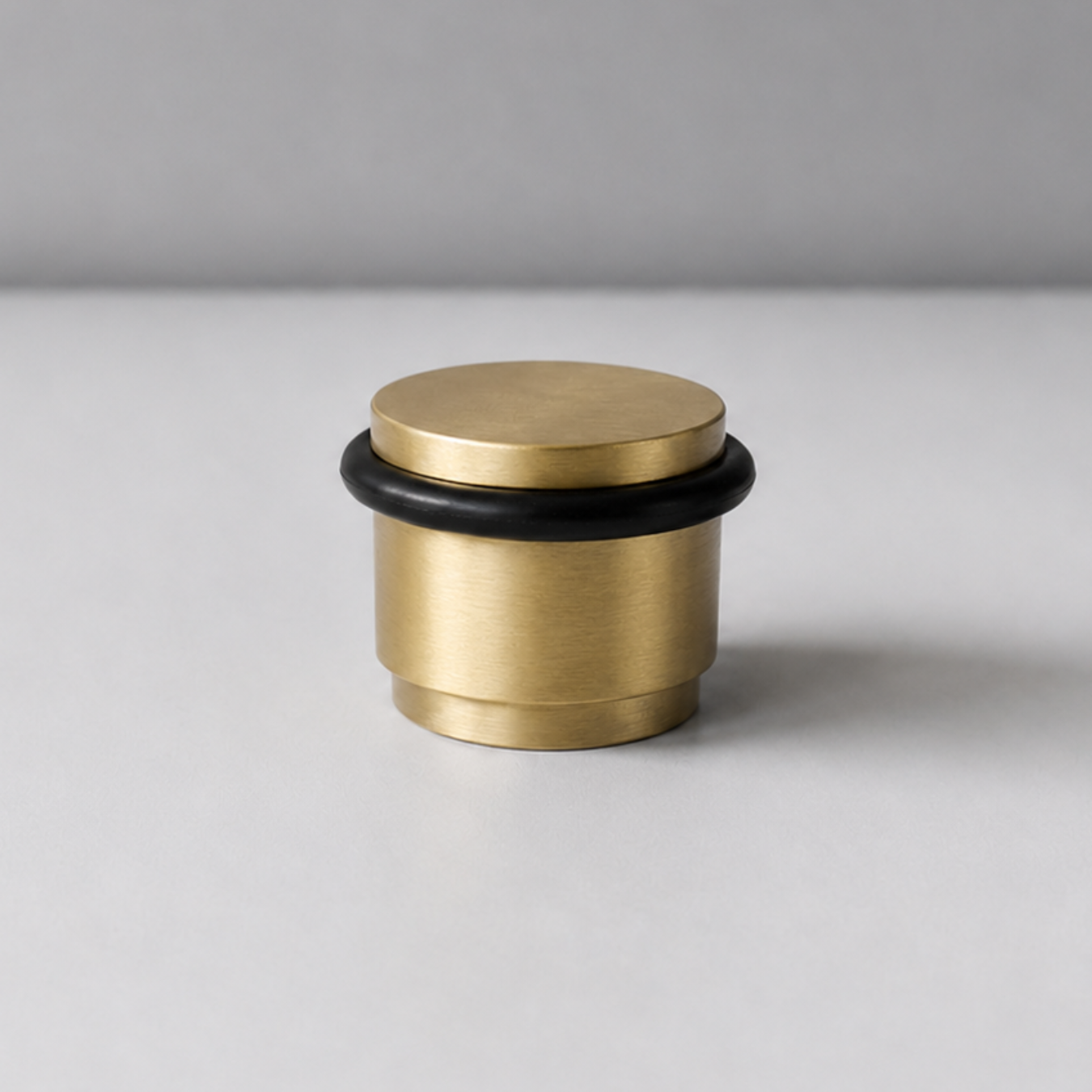 NOX Round – Türstopper aus Massivmessing