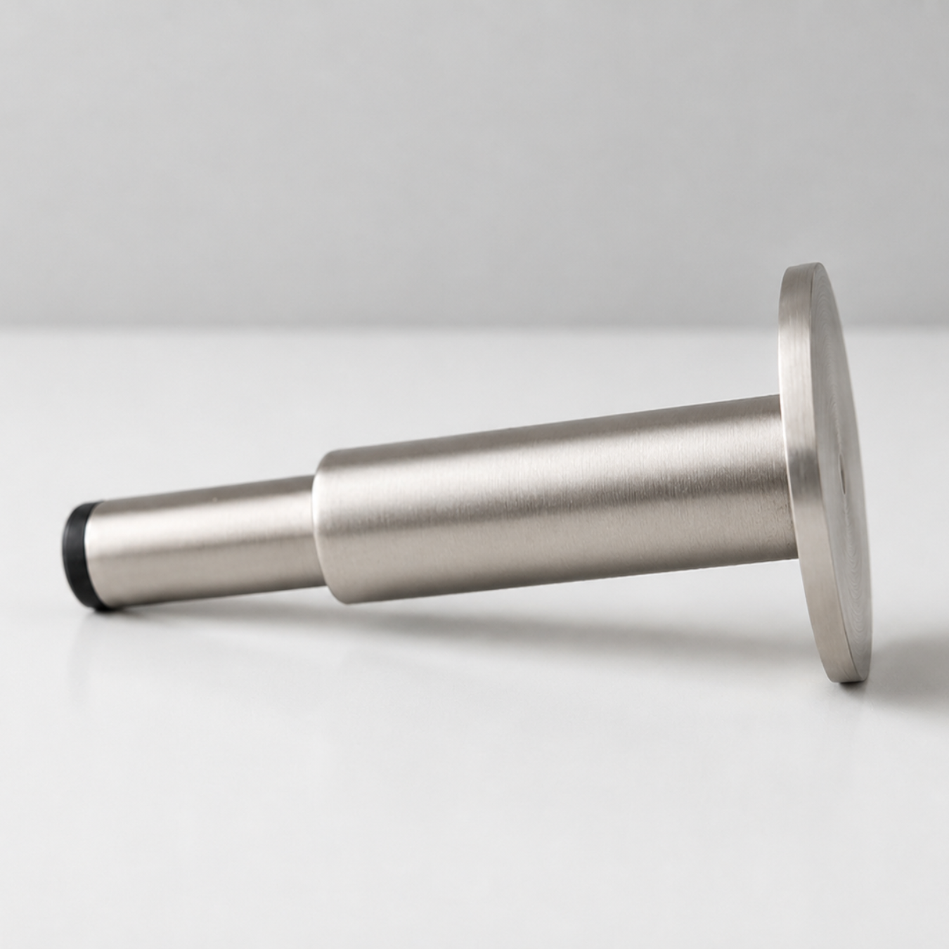 Nox Pillar – Türstopper aus Massivmessing