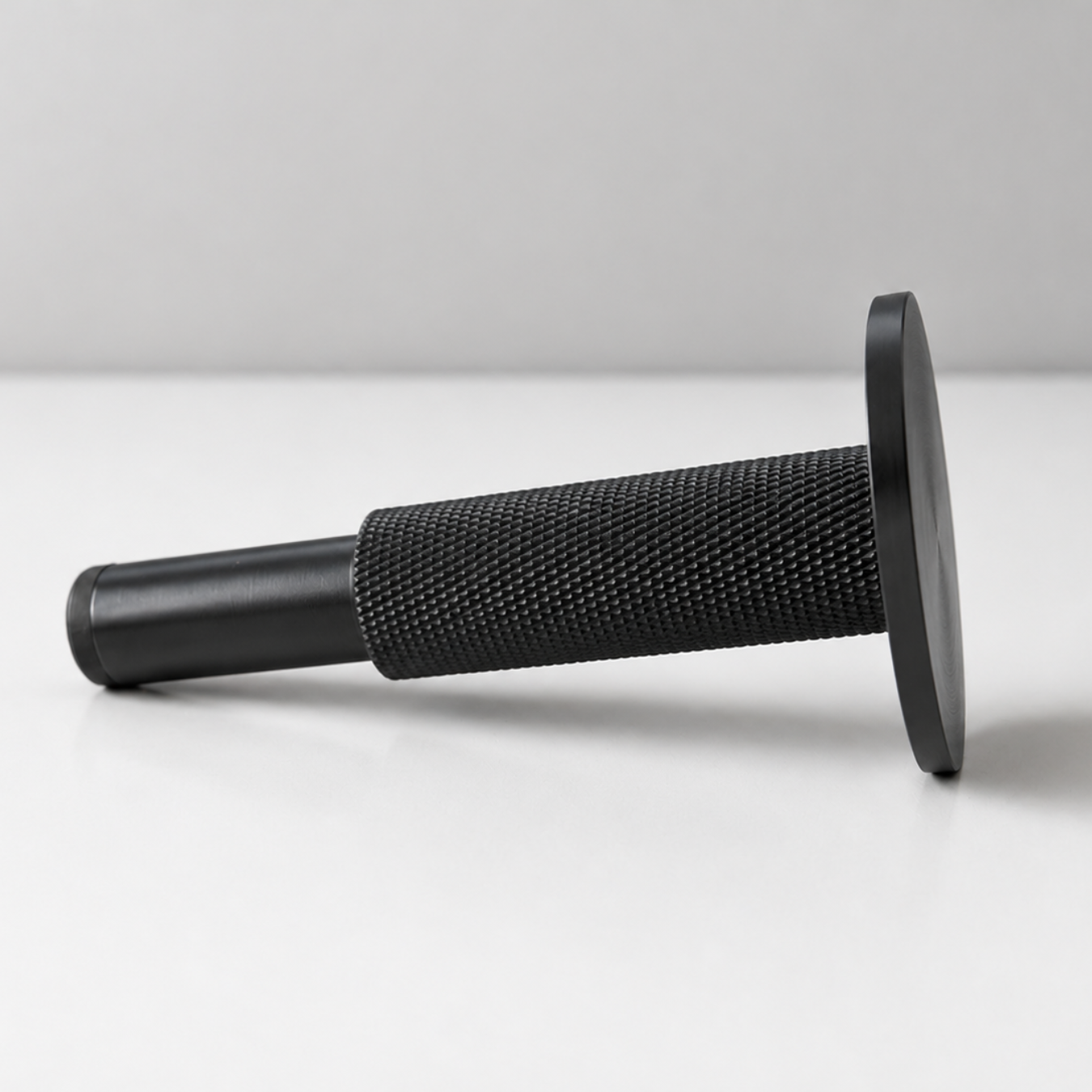 Nox Pillar – Türstopper aus Massivmessing
