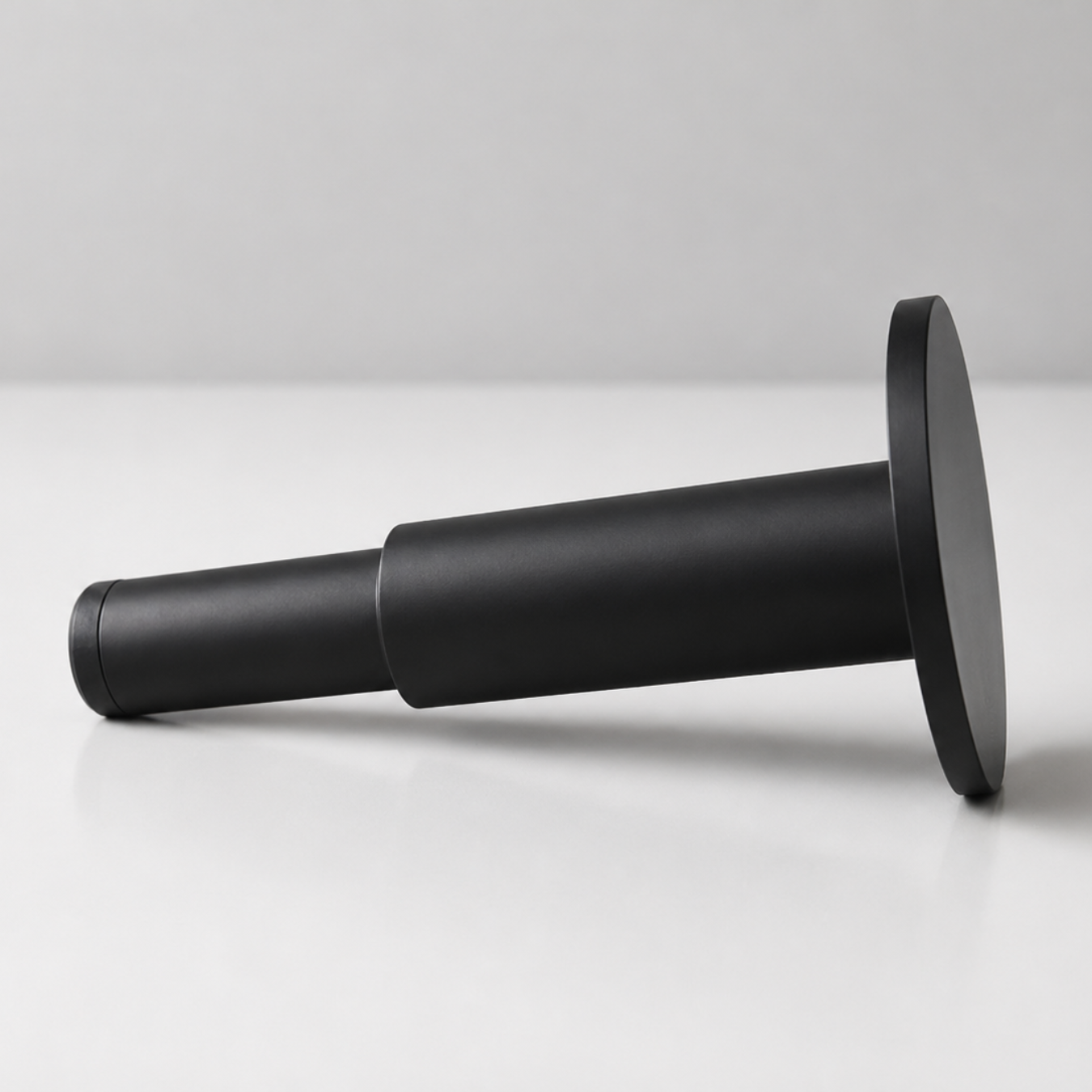 Nox Pillar – Türstopper aus Massivmessing