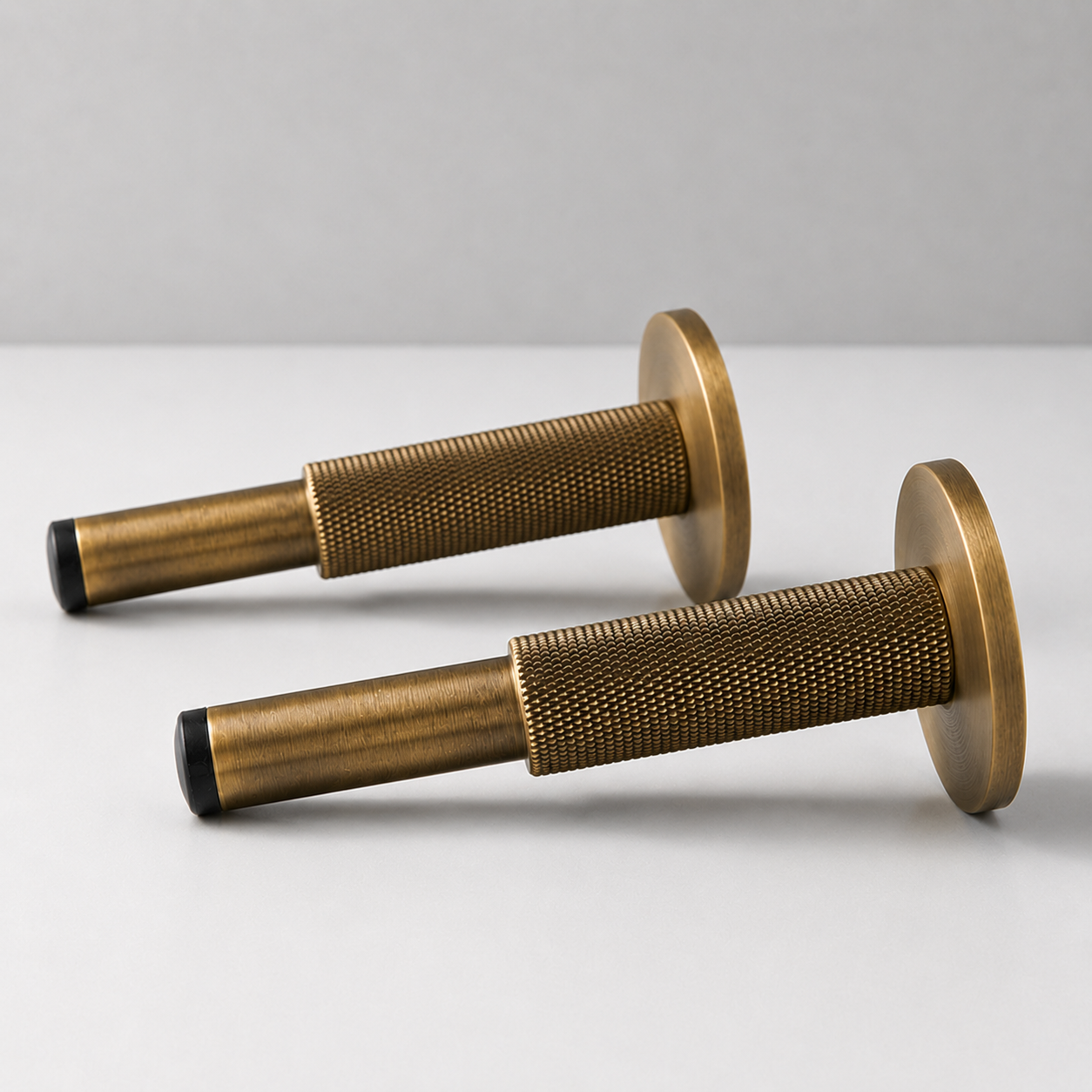 Nox Pillar – Türstopper aus Massivmessing