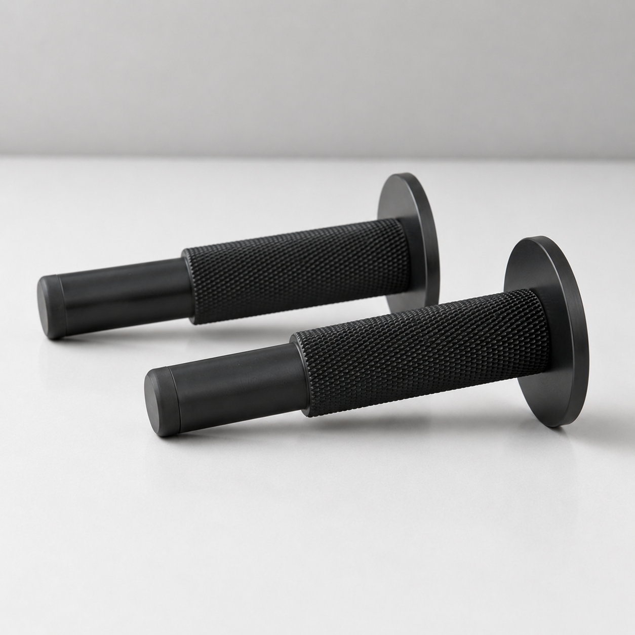 Nox Pillar – Türstopper aus Massivmessing