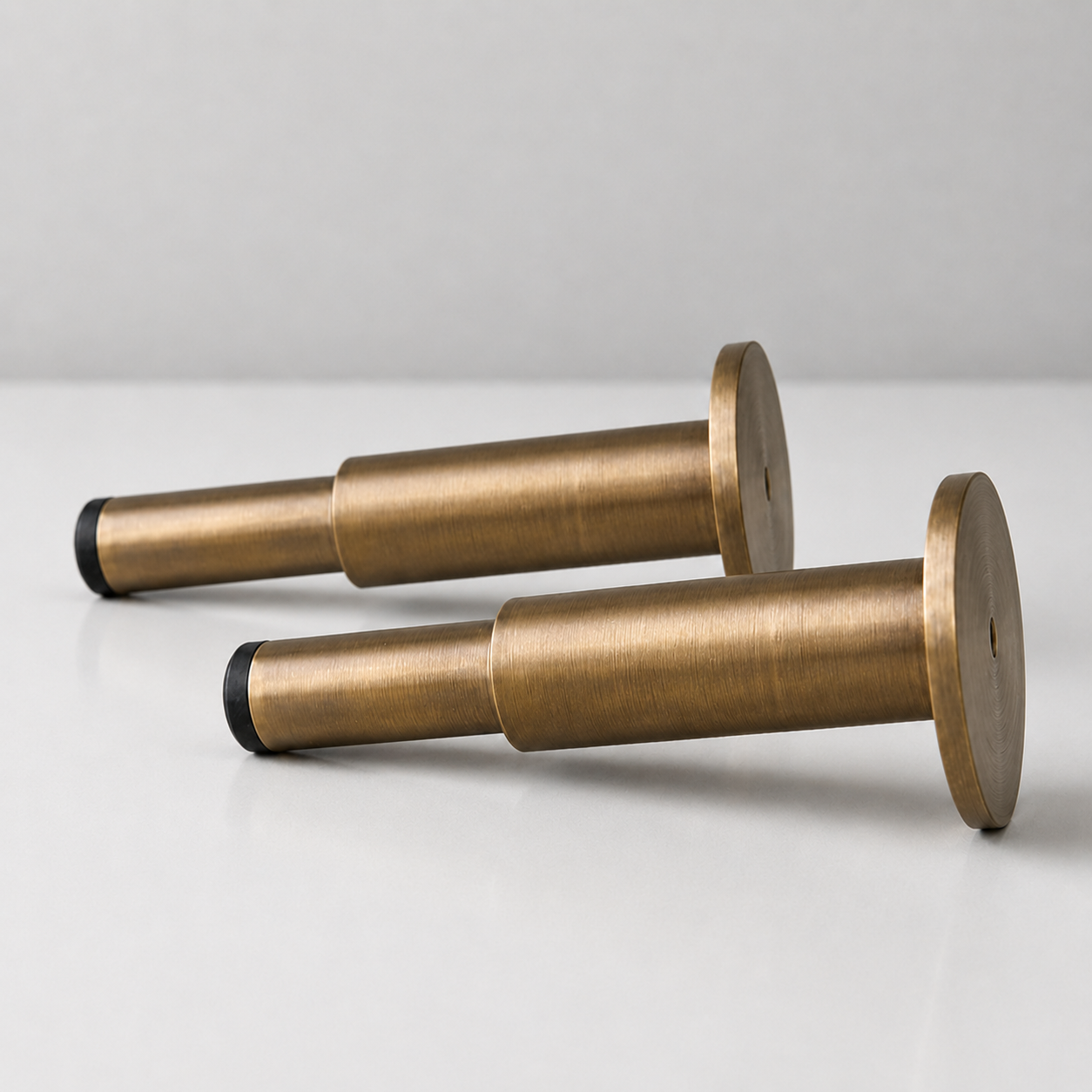 Nox Pillar – Türstopper aus Massivmessing