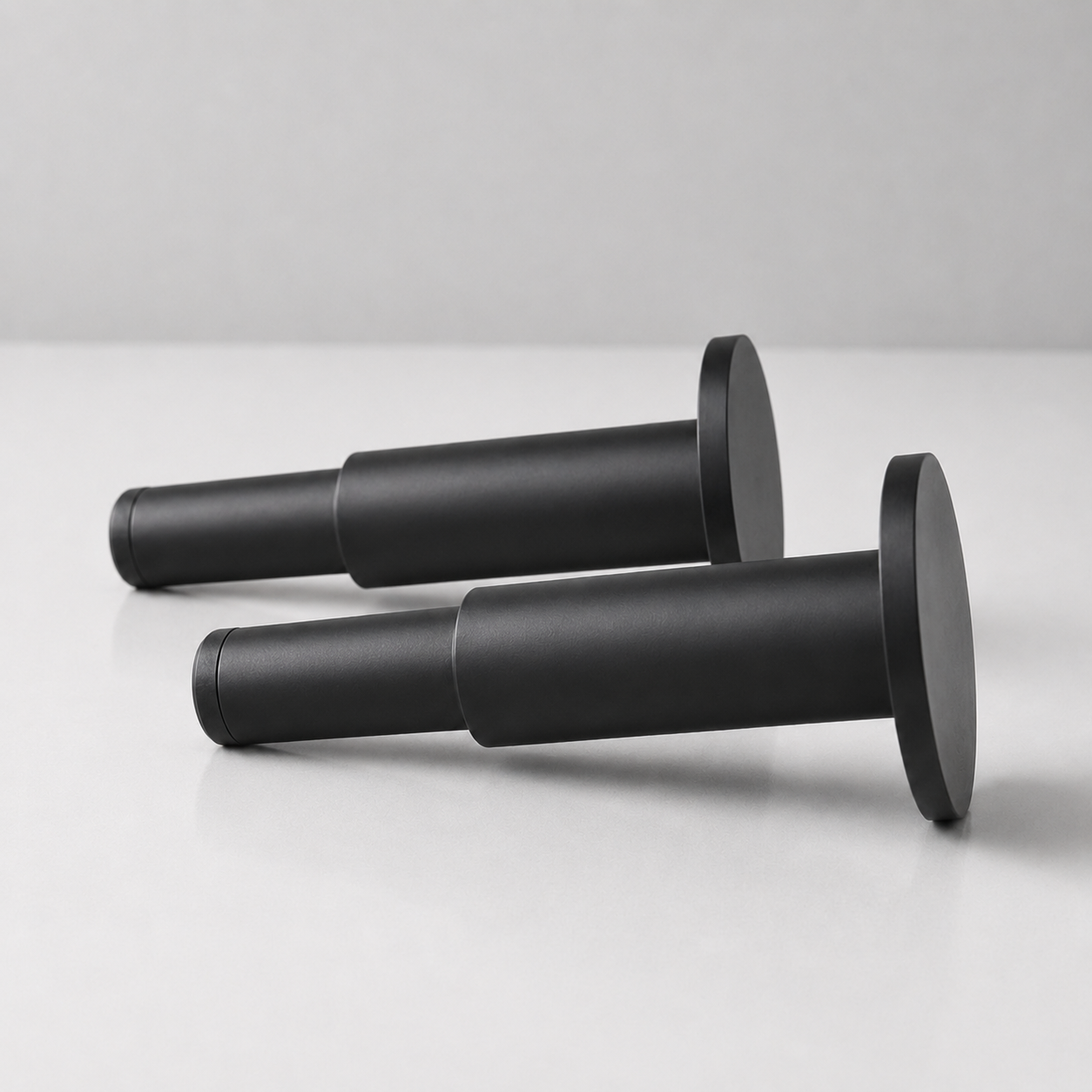 Nox Pillar – Türstopper aus Massivmessing