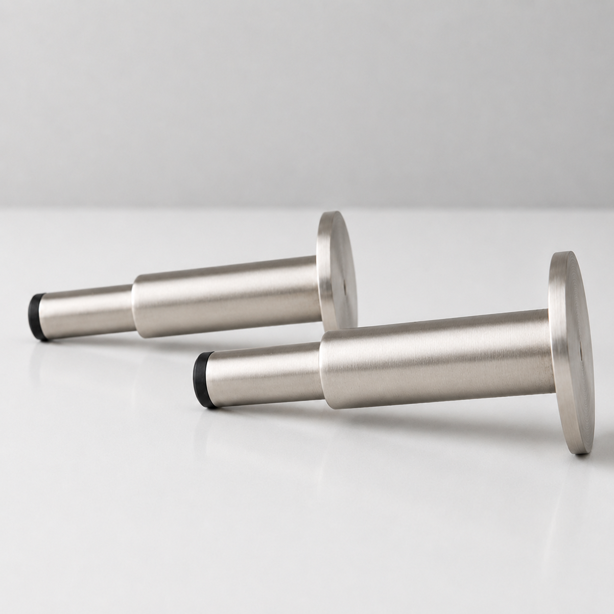 Nox Pillar – Türstopper aus Massivmessing