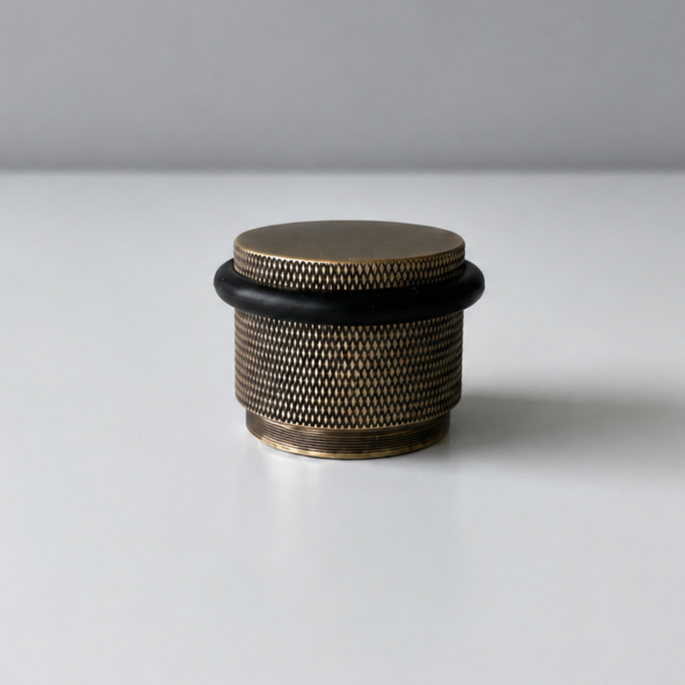 NOX Round – Türstopper aus Massivmessing