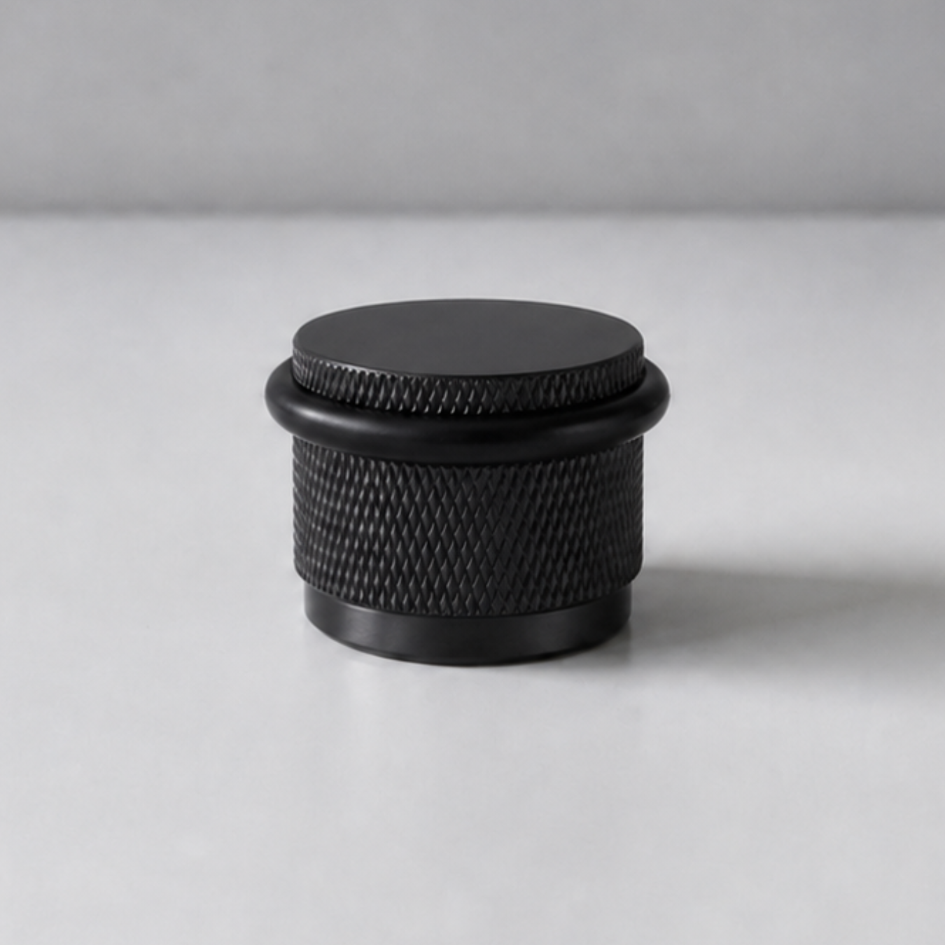 NOX Round – Türstopper aus Massivmessing