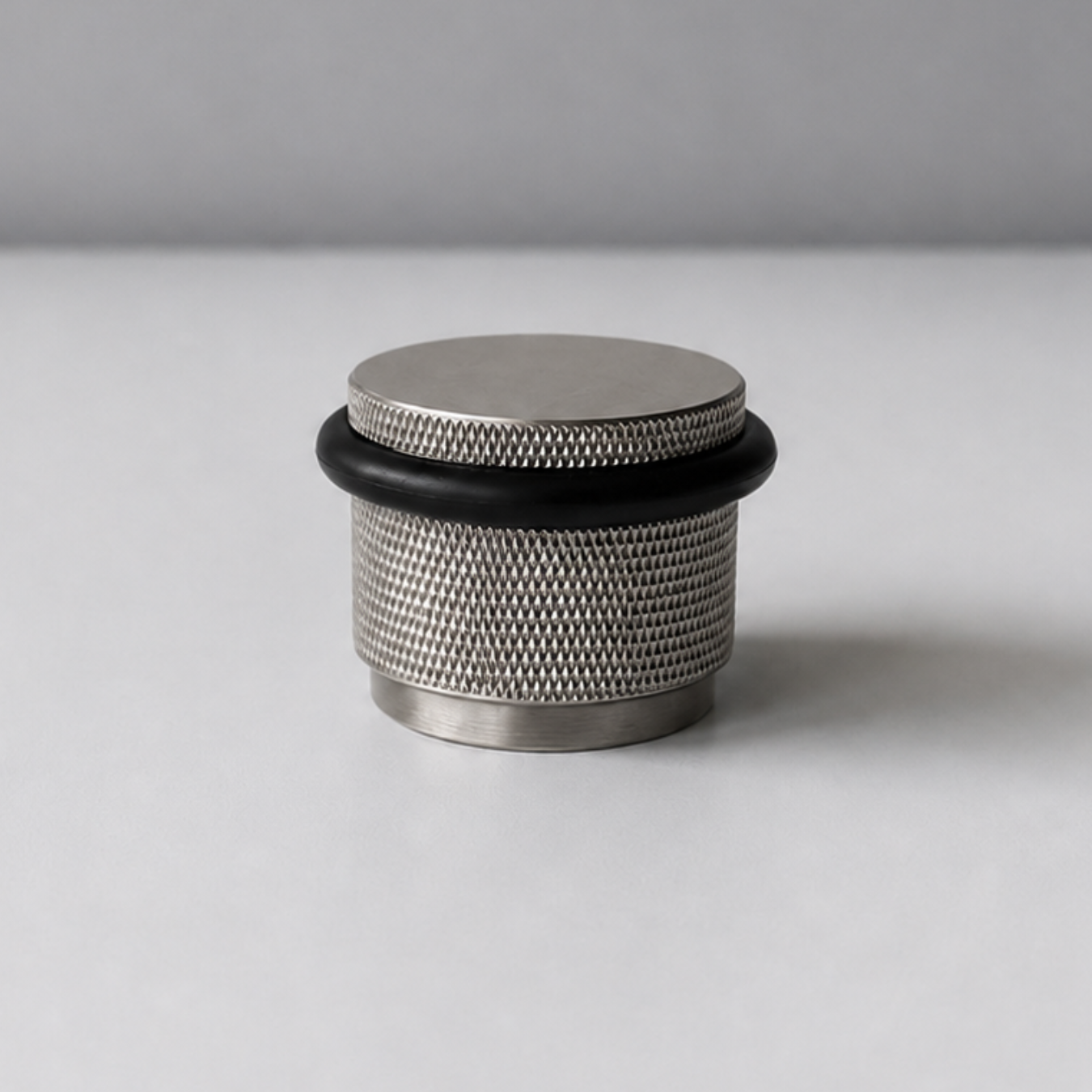 NOX Round – Türstopper aus Massivmessing